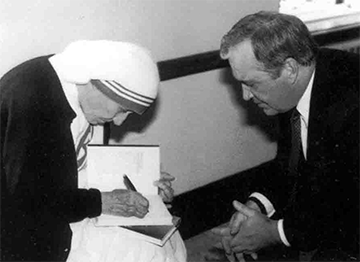 Mutter Teresa mit Schriftsteller